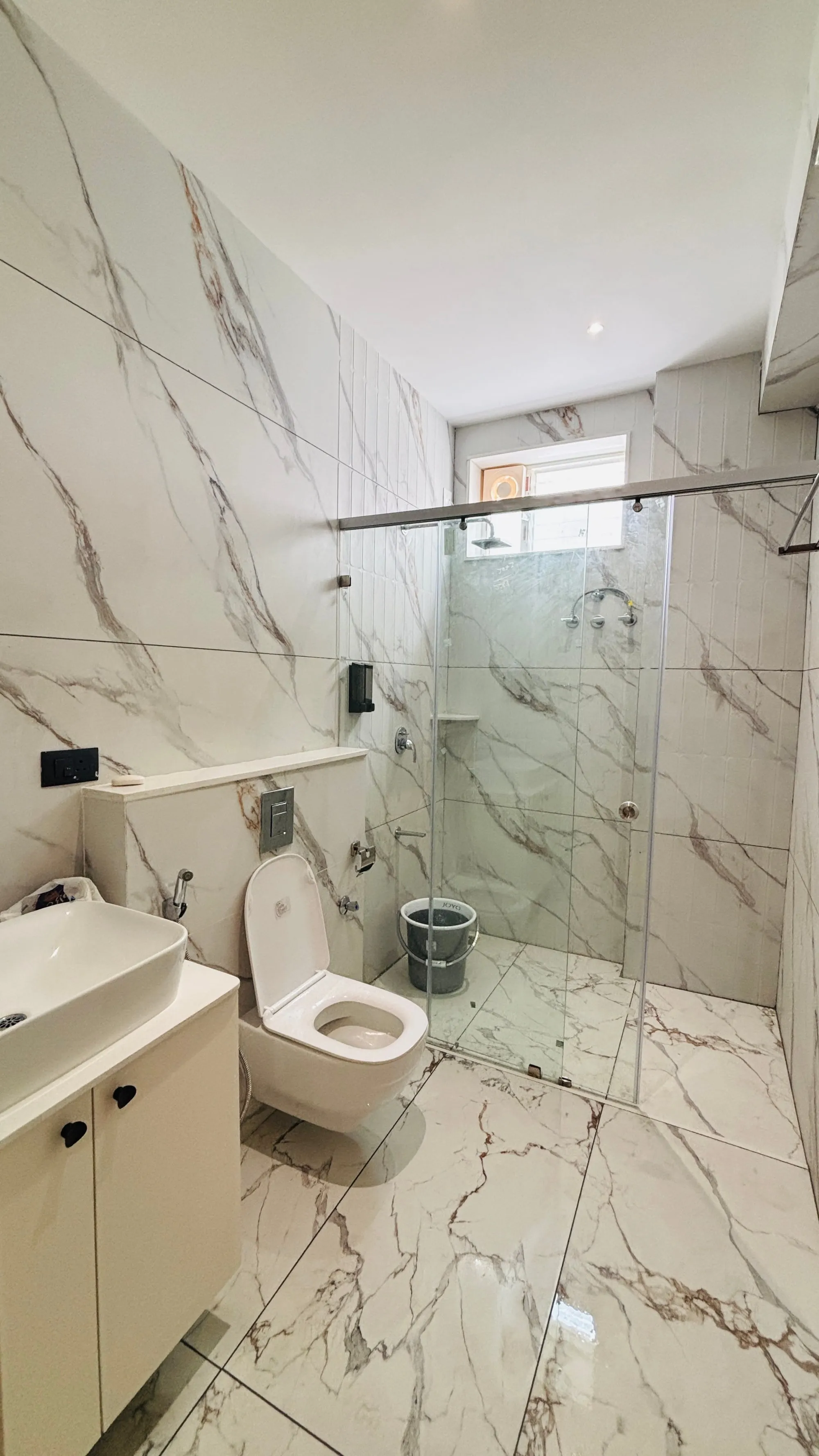 Marble-look bathroom with basin cabinet