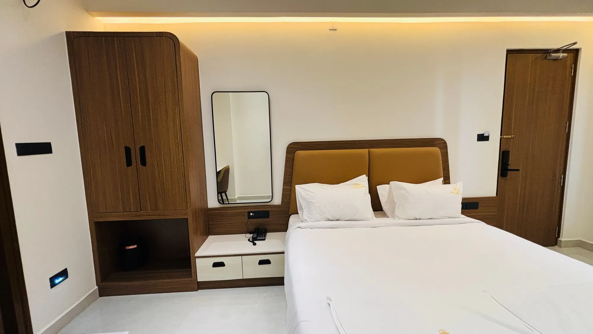 Superior King desk, mirror and wardrobe